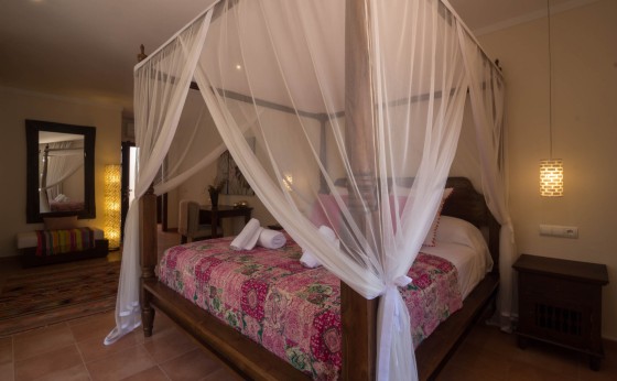 Dormitorio con baño en suite y acceso exterior
