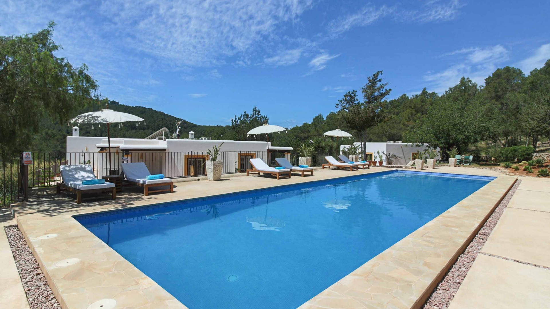 Gran piscina privada de Villa Sant Joan rodeada de naturaleza