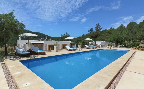 Gran piscina privada de Villa Sant Joan rodeada de naturaleza