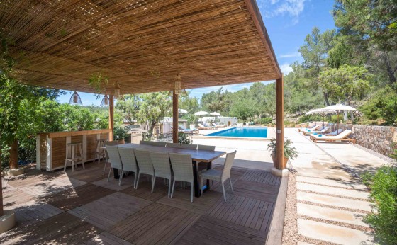 Terraza cubierta con comedor en Villa Sant Joan