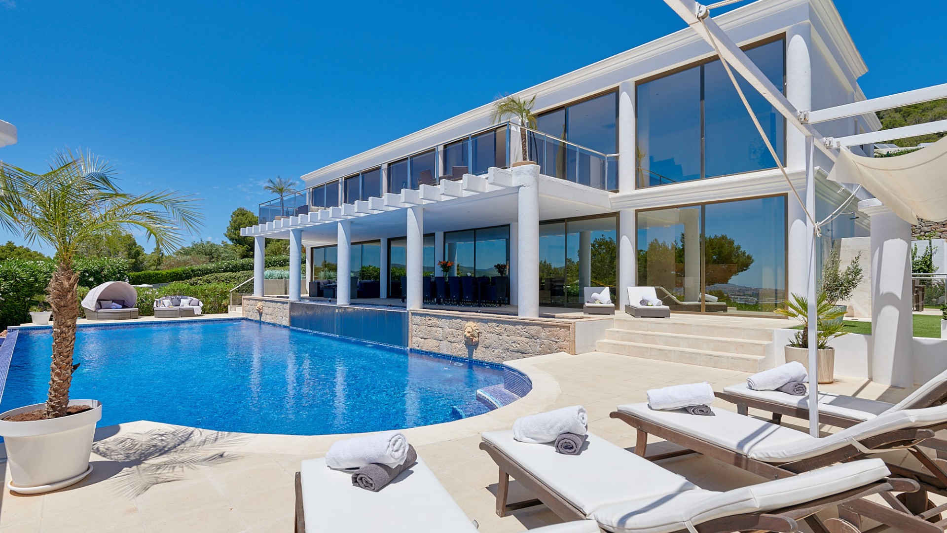 Piscina infinita en Villa Niveus con vistas panorámicas al mar – Eivillas