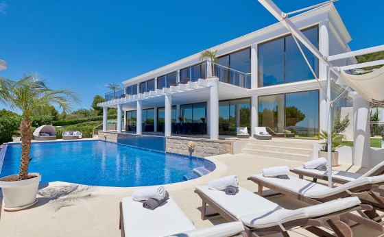 Piscina infinita en Villa Niveus con vistas panorámicas al mar – Eivillas