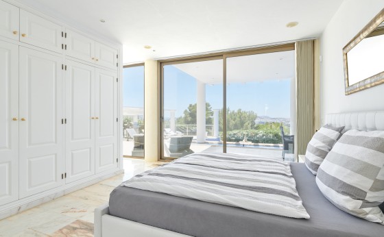 Dormitorio de lujo en Villa Niveus con vistas al mar y jacuzzi – Eivillas