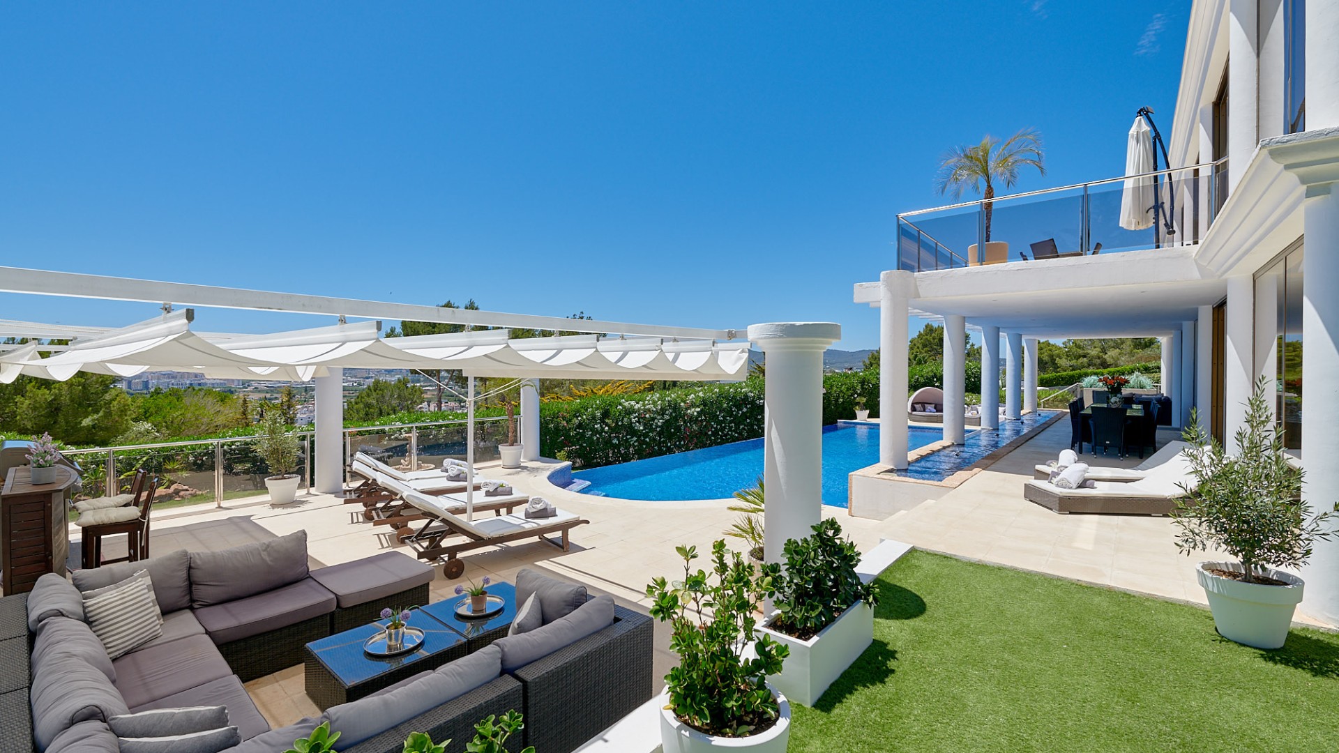 Jardín y terraza en Villa Niveus con tumbonas y zona chill-out – Eivillas