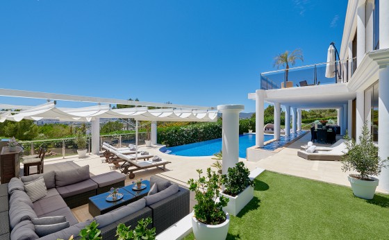 Jardín y terraza en Villa Niveus con tumbonas y zona chill-out – Eivillas