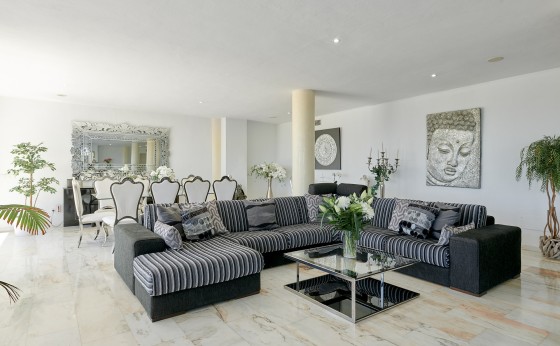 Salón moderno con piano y ventanales en Villa Niveus – Eivillas