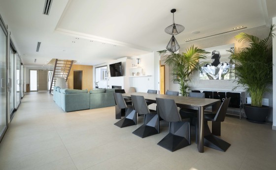 Espacio abierto de salón y comedor en Villa Remus