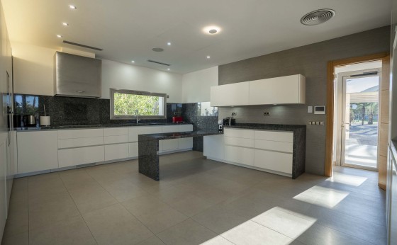 Cocina moderna en Villa Remus con electrodomésticos de alta gama