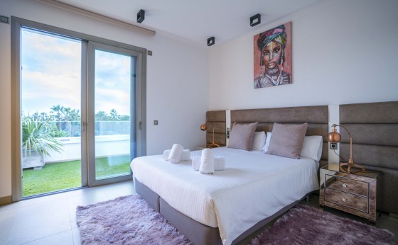Dormitorio doble en Villa Remus con tonos neutros