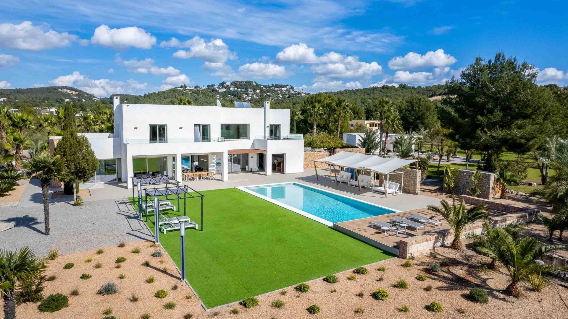 Piscina de Villa Romulus con tumbonas y vistas al jardín