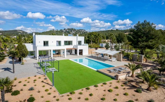 Piscina de Villa Romulus con tumbonas y vistas al jardín
