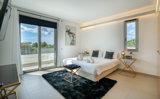 Dormitorio principal de Villa Romulus con decoración moderna y luz natural