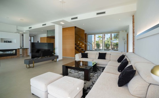 Salón moderno y minimalista de Villa Romulus