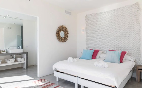 Habitación elegante con baño en suite y luz tenue