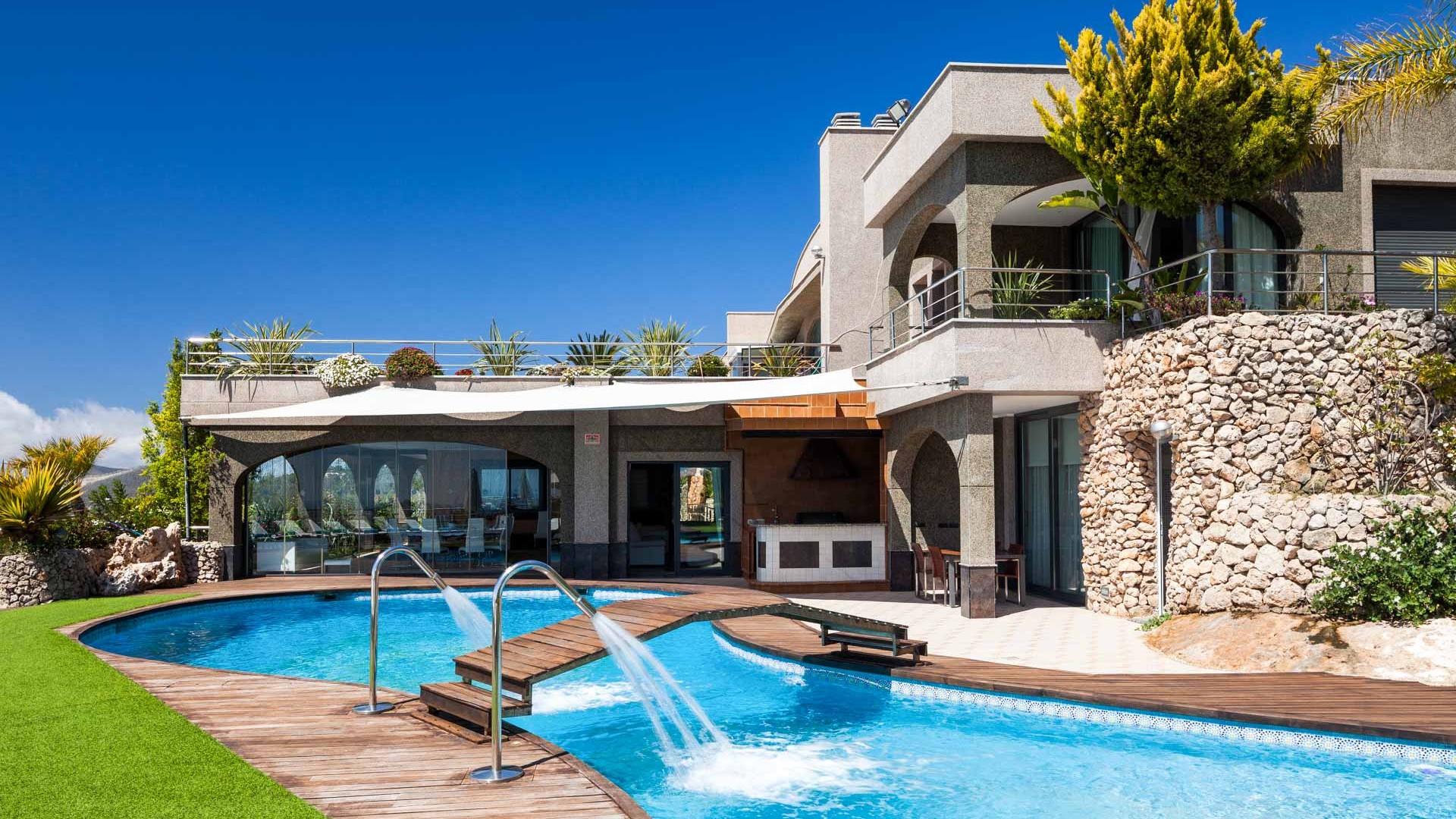 Piscina climatizable en Villa Fontaluxe con vistas – Eivillas