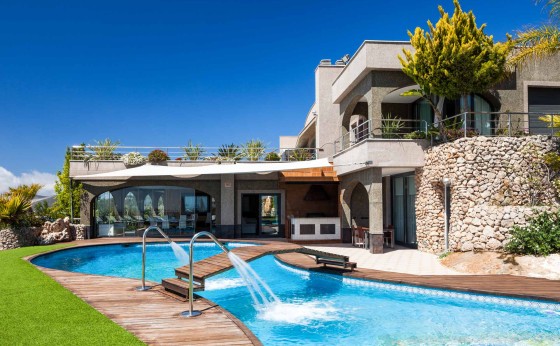 Piscina climatizable en Villa Fontaluxe con vistas – Eivillas