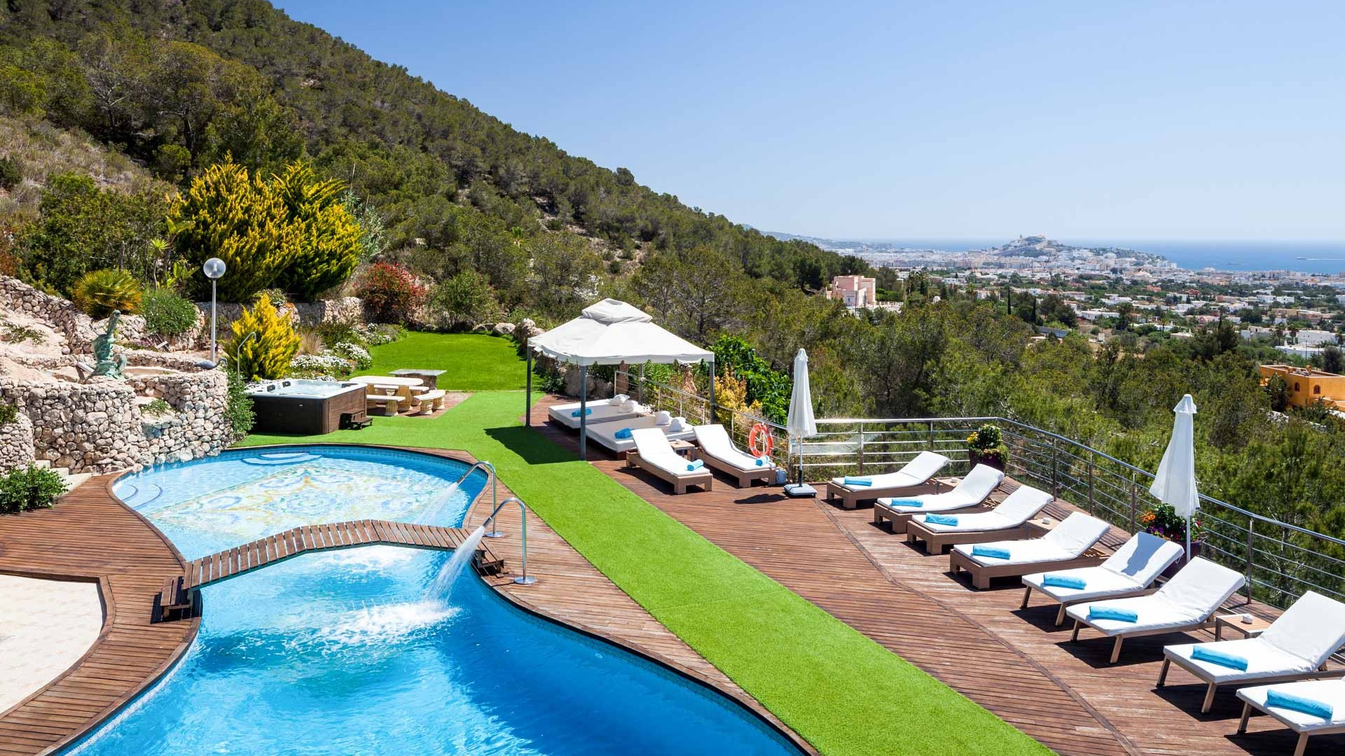 Jacuzzi exterior en la terraza de Villa Fontaluxe – Eivillas