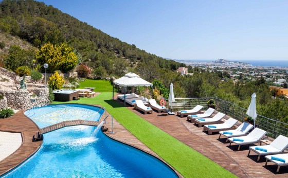 Jacuzzi exterior en la terraza de Villa Fontaluxe – Eivillas