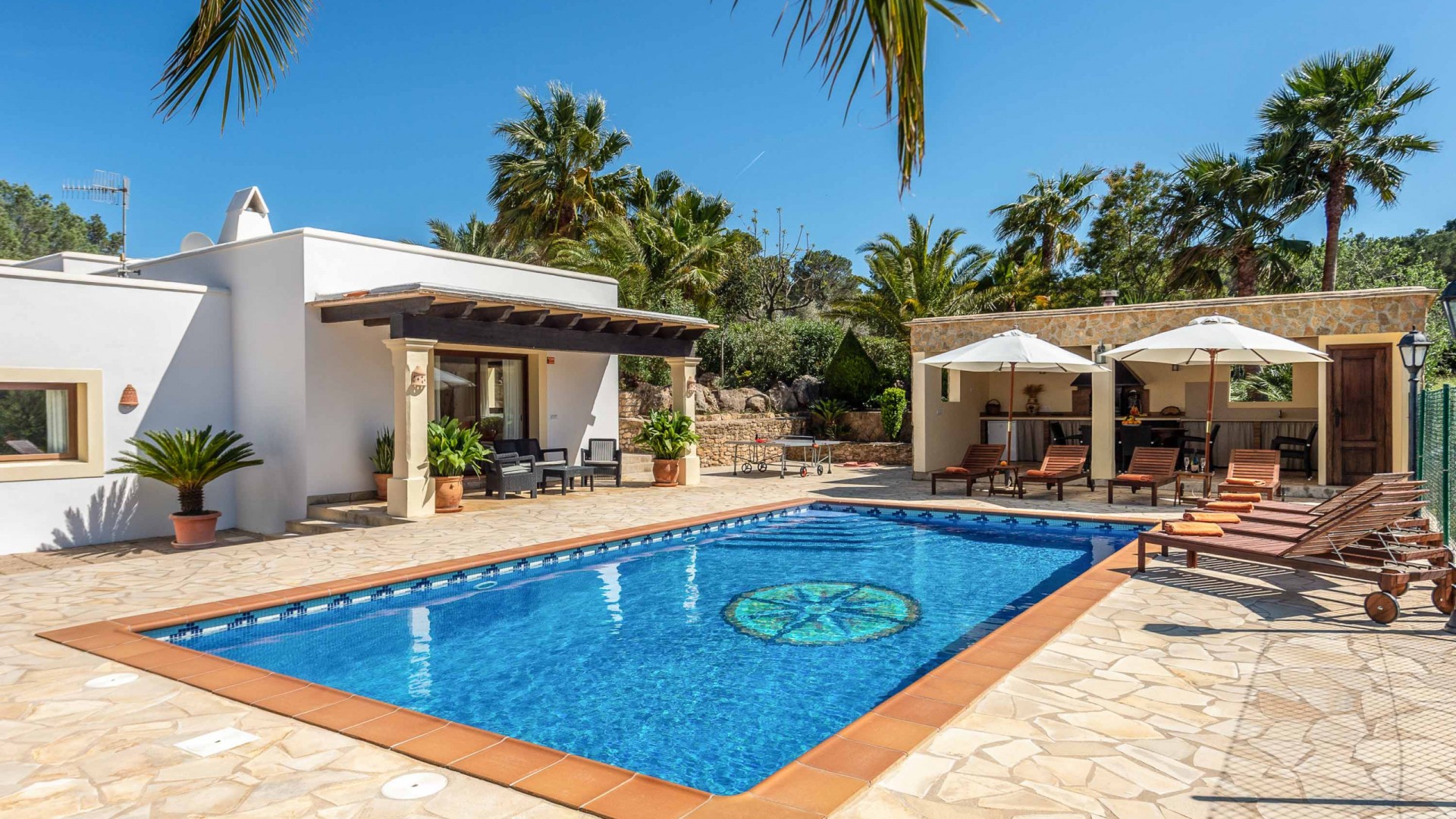 Piscina privada en Villa Marilina rodeada de naturaleza – Eivillas