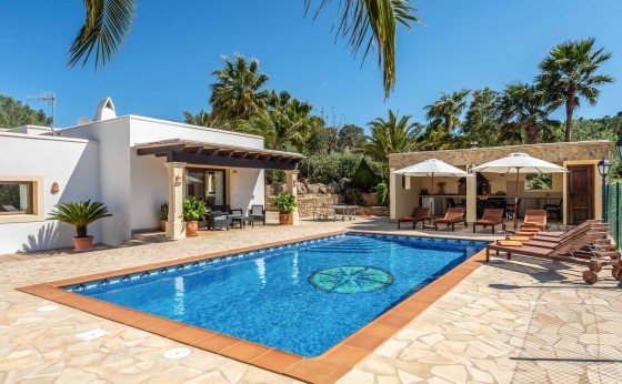Piscina privada en Villa Marilina rodeada de naturaleza – Eivillas