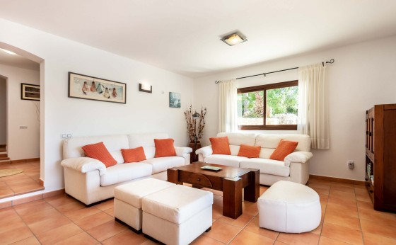 Salón en Villa Marilina con luz natural y diseño acogedor – Eivillas