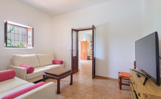 Salón con sofá y TV satélite